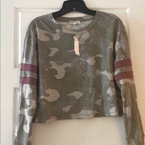 HP🎉NWT Cropped Camo T-shirt